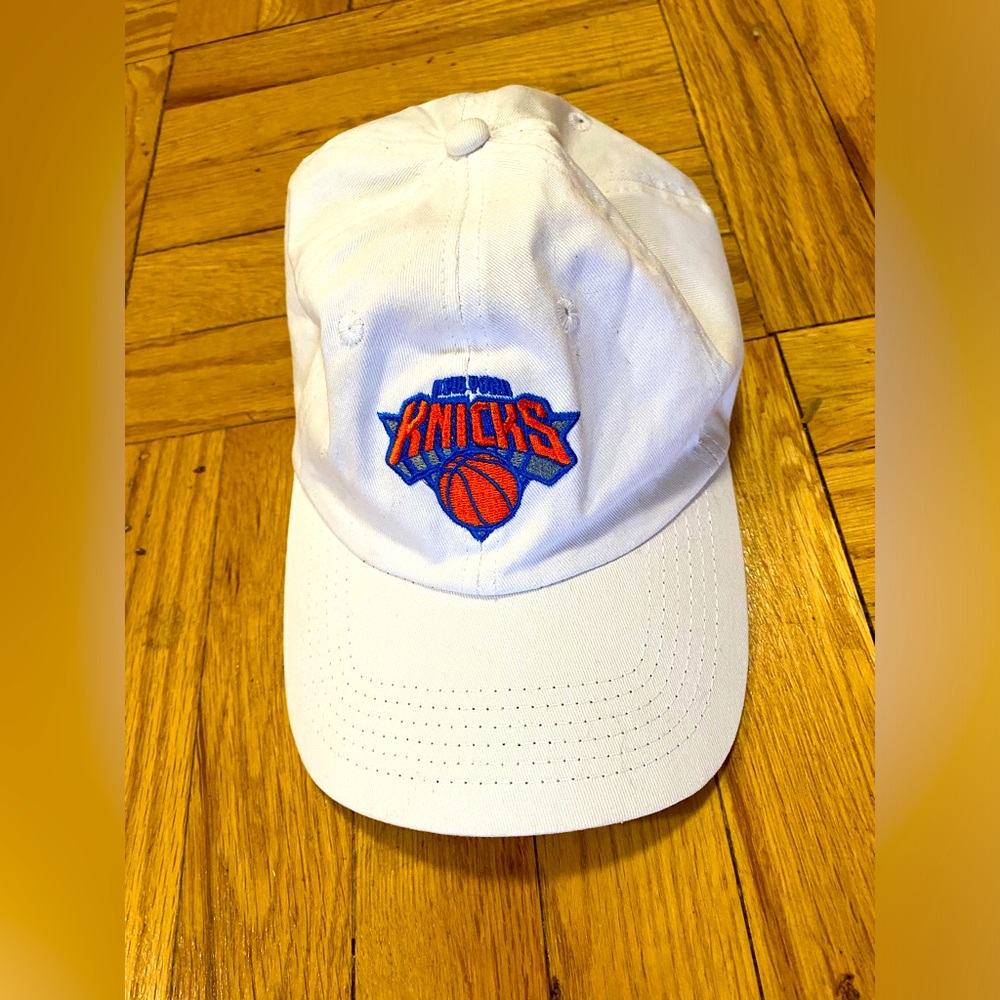 NY Knicks white strap back baseball hat